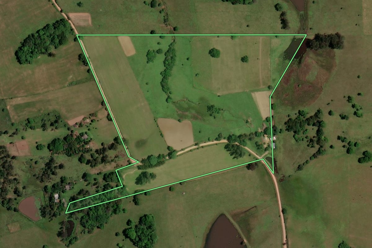 Imagem de satélite do imóvel rural em São Pedro do Sul (RS), com o contorno declarado no CAR desenhado por cima.