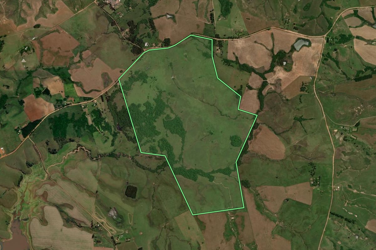 Imagem de satélite do imóvel rural em São Pedro do Sul (RS), com o contorno declarado no CAR desenhado por cima.