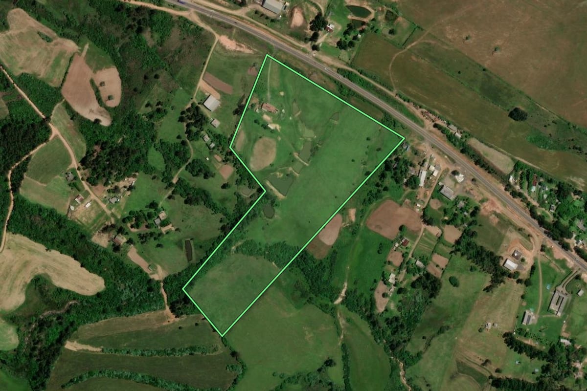 Imagem de satélite do imóvel rural em São Pedro do Sul (RS), com o contorno declarado no CAR desenhado por cima.