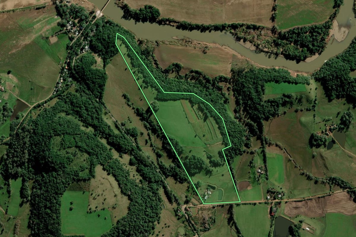 Imagem de satélite do imóvel rural em São Pedro do Sul (RS), com o contorno declarado no CAR desenhado por cima.