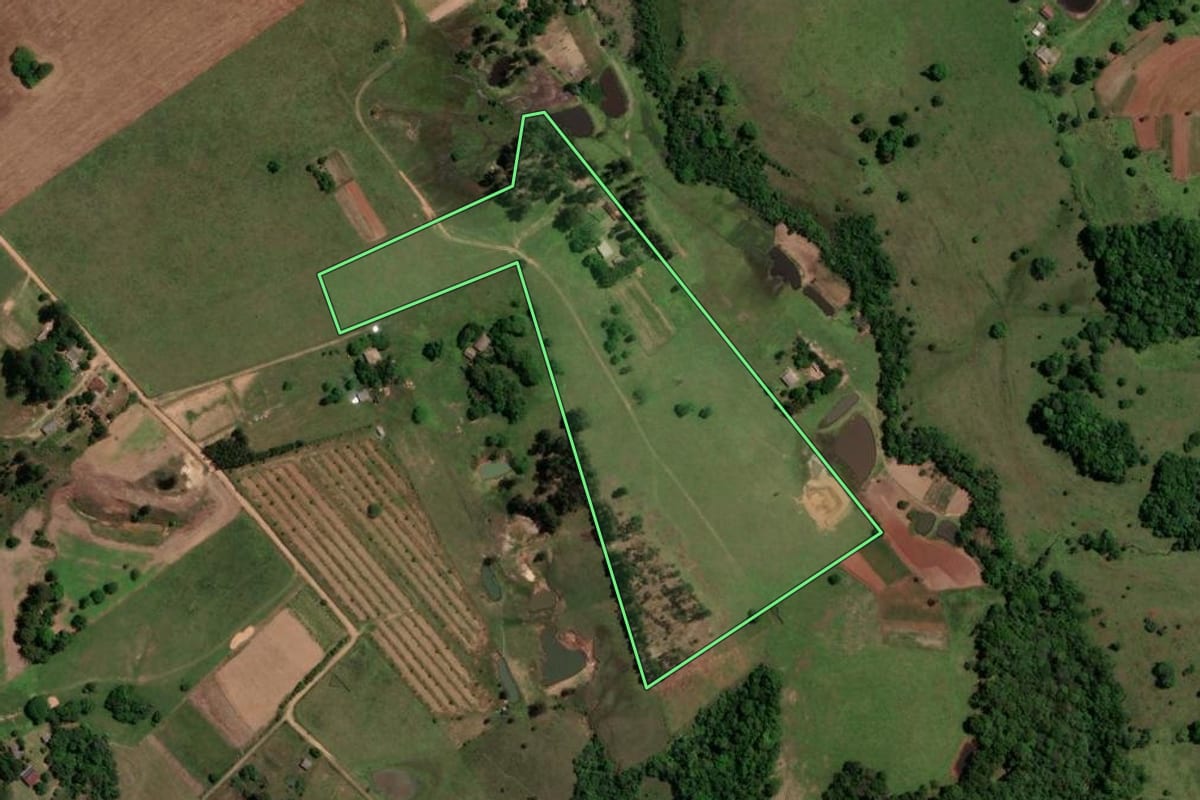 Imagem de satélite do imóvel rural em São Pedro do Sul (RS), com o contorno declarado no CAR desenhado por cima.