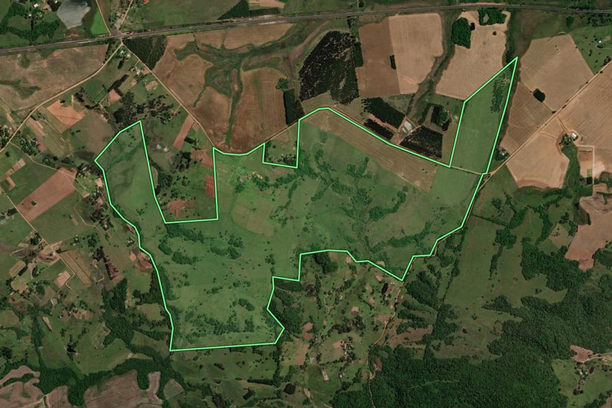 Imagem de satélite do imóvel rural em São Pedro do Sul (RS), com o contorno declarado no CAR desenhado por cima.