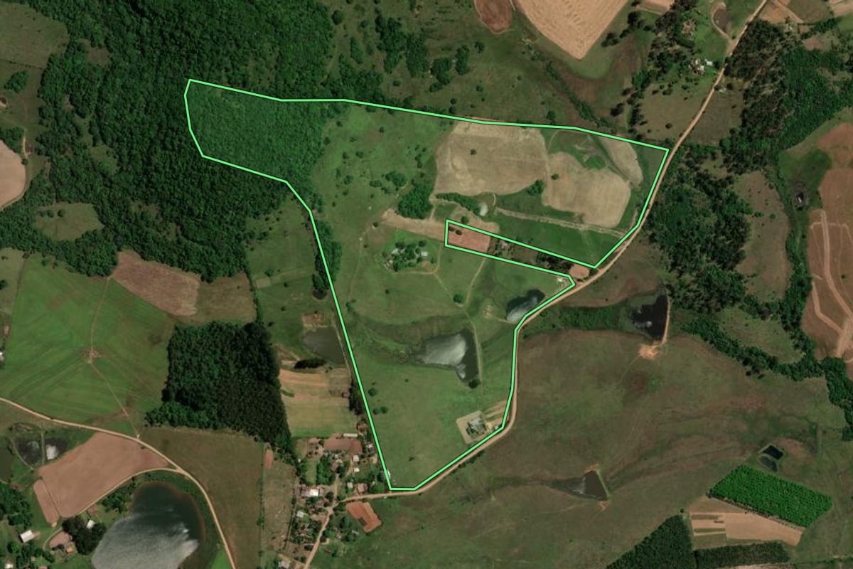 Imagem de satélite do imóvel rural em São Pedro do Sul (RS), com o contorno declarado no CAR desenhado por cima.