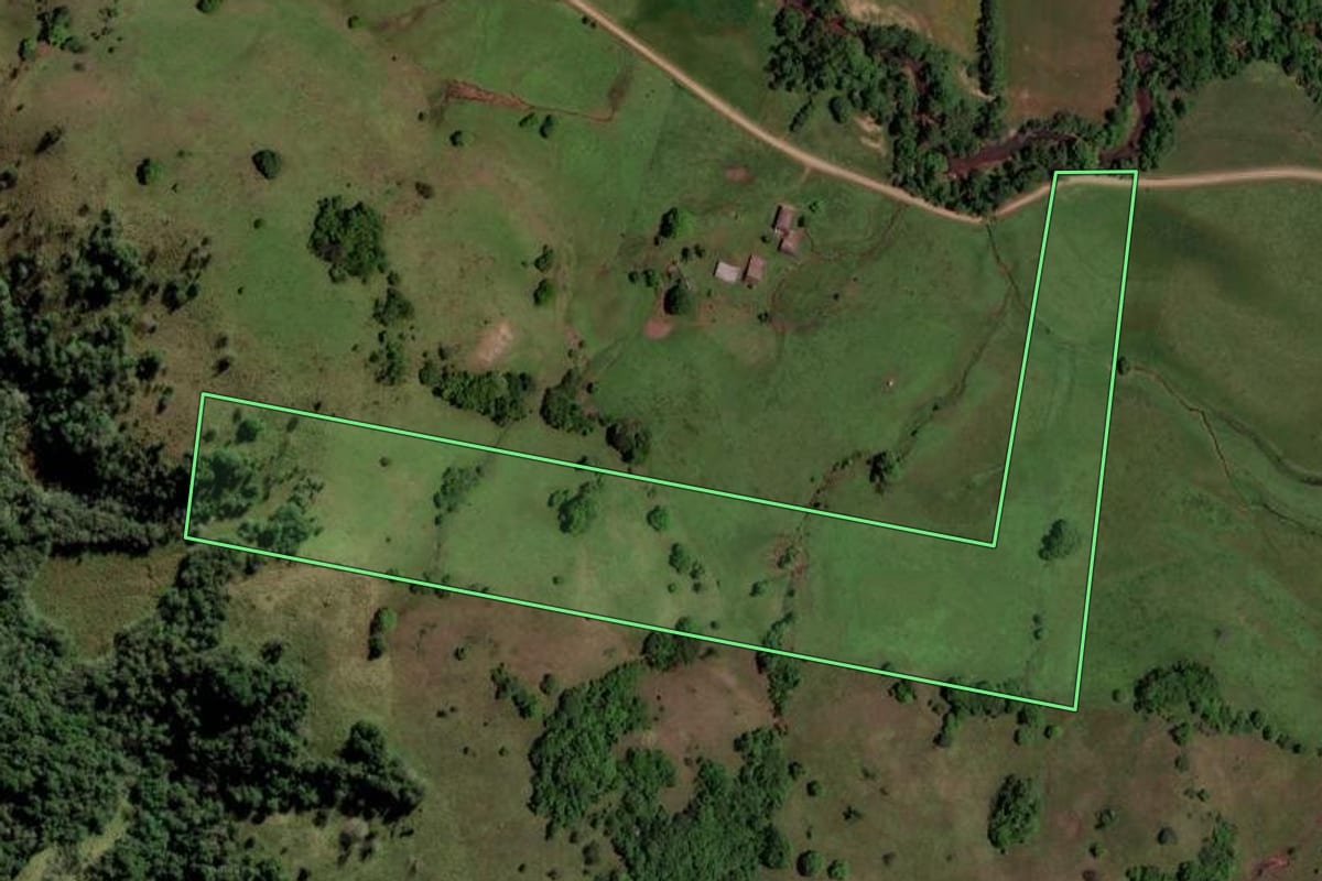 Imagem de satélite do imóvel rural em São Pedro do Sul (RS), com o contorno declarado no CAR desenhado por cima.