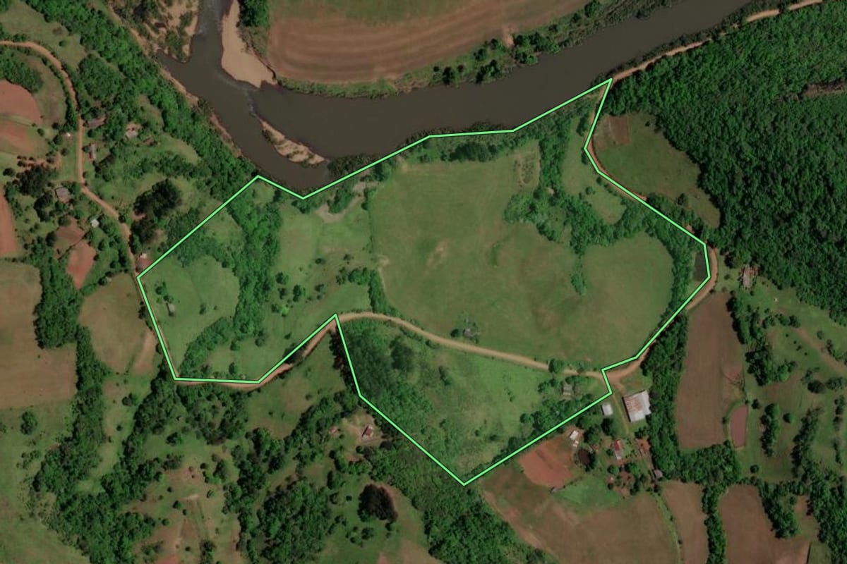 Imagem de satélite do imóvel rural em São Pedro do Sul (RS), com o contorno declarado no CAR desenhado por cima.