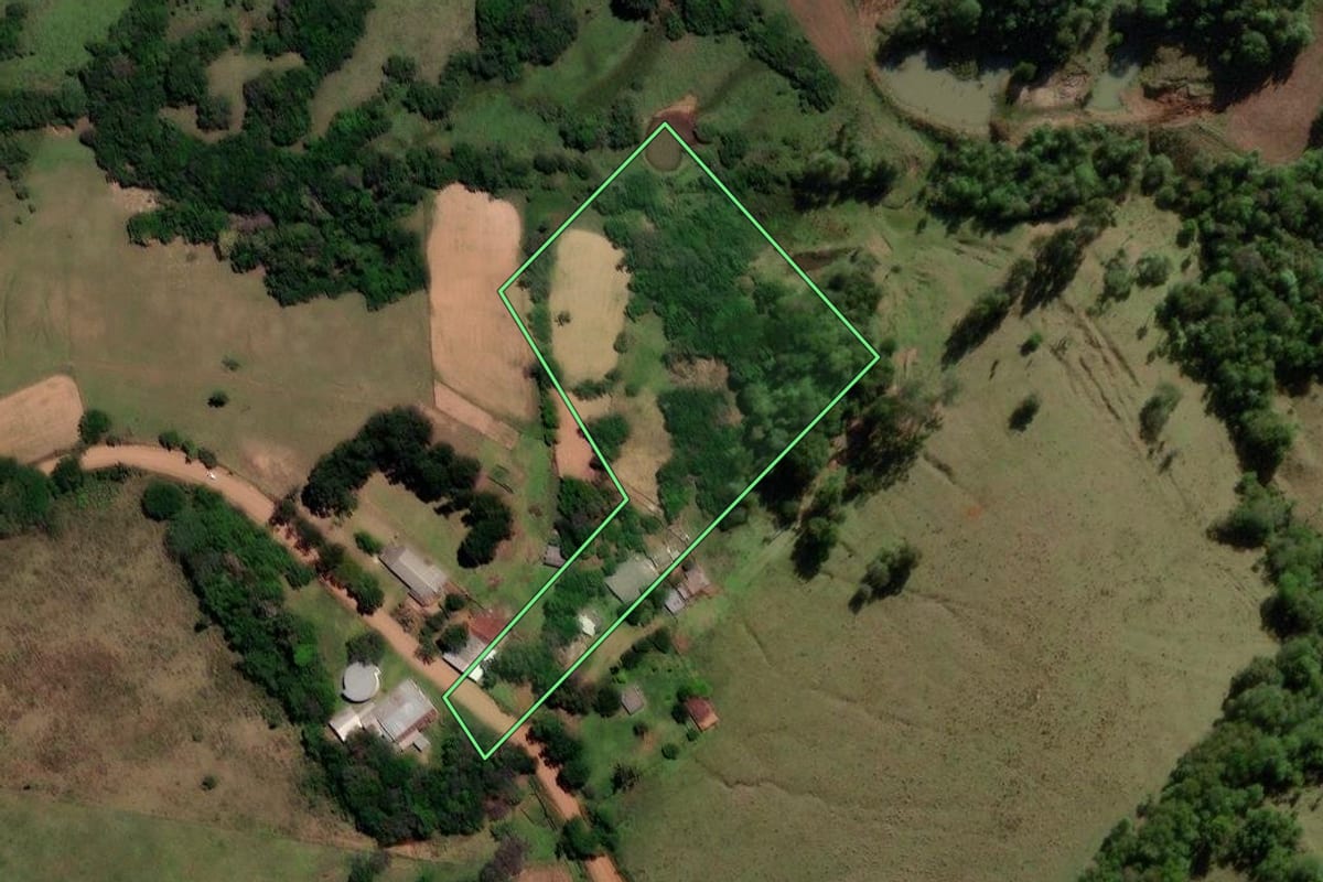 Imagem de satélite do imóvel rural em São Pedro do Sul (RS), com o contorno declarado no CAR desenhado por cima.