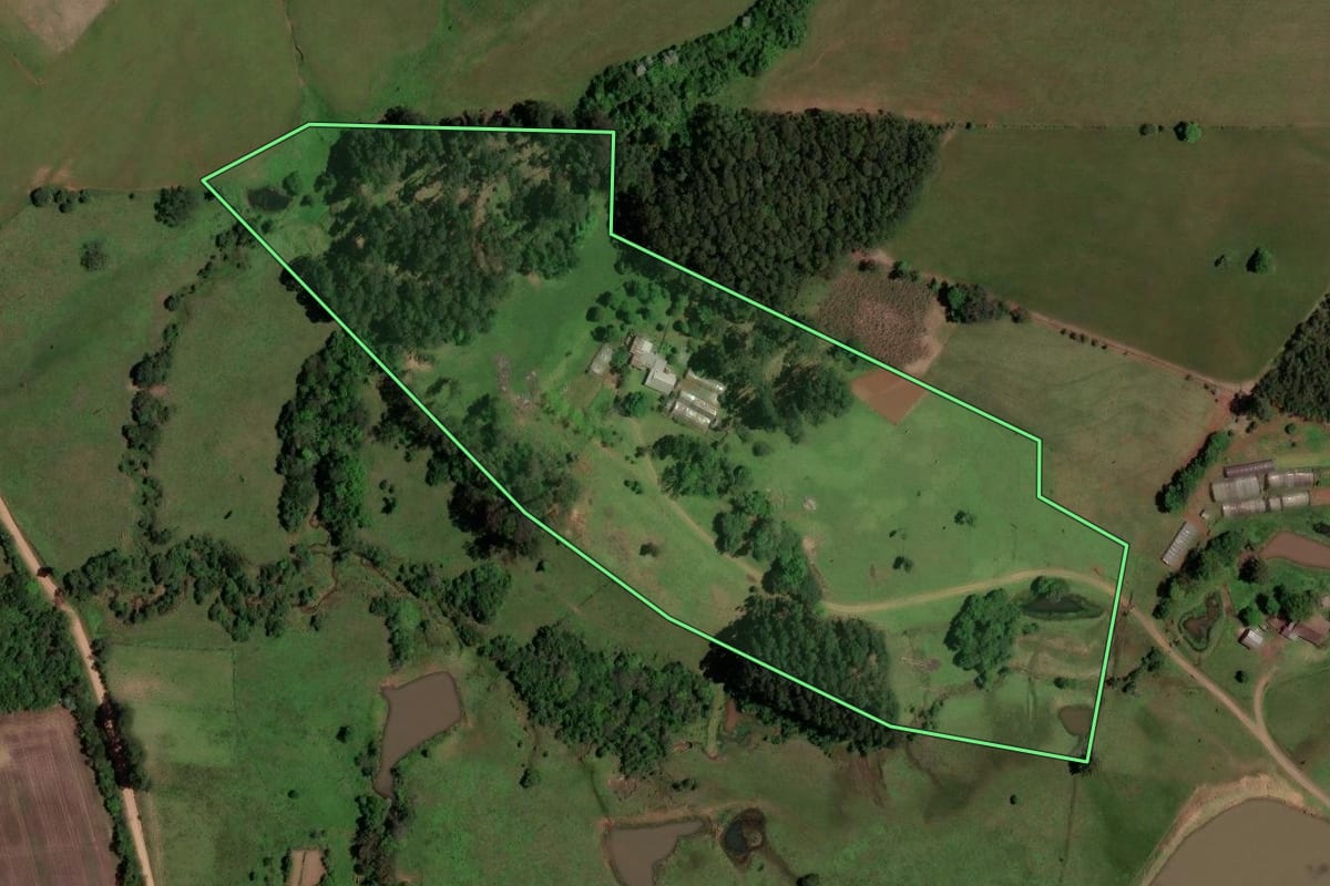 Imagem de satélite do imóvel rural em São Pedro do Sul (RS), com o contorno declarado no CAR desenhado por cima.