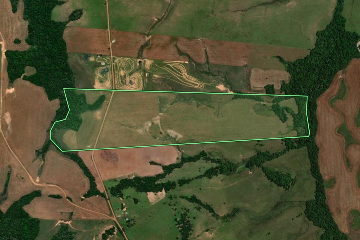 Imagem de satélite do imóvel rural em São Pedro do Sul (RS), com o contorno declarado no CAR desenhado por cima.