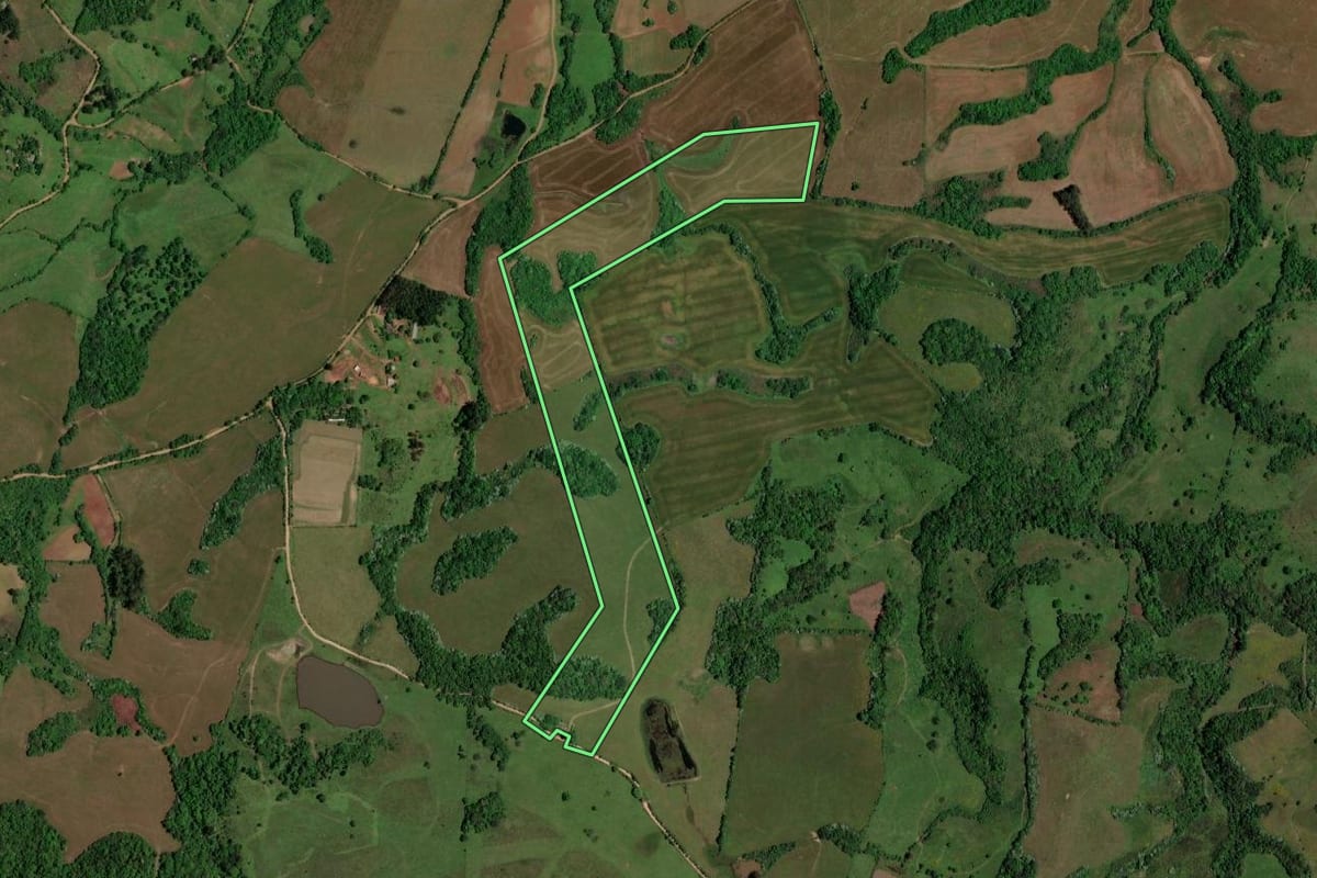 Imagem de satélite do imóvel rural em São Pedro do Sul (RS), com o contorno declarado no CAR desenhado por cima.
