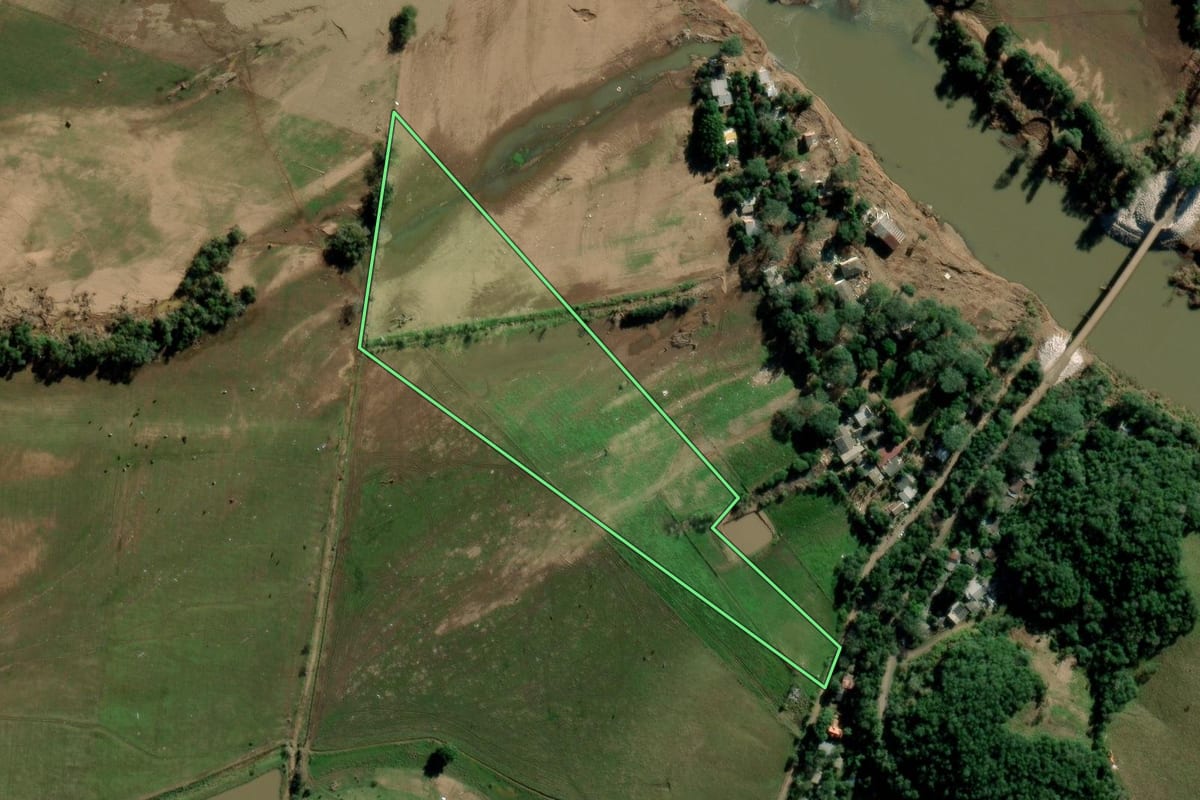 Imagem de satélite do imóvel rural em São Pedro do Sul (RS), com o contorno declarado no CAR desenhado por cima.