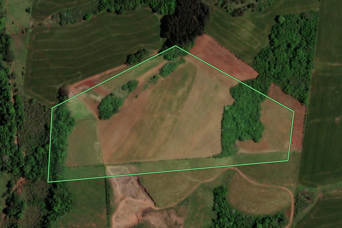 Imagem de satélite do imóvel rural em São Pedro do Sul (RS), com o contorno declarado no CAR desenhado por cima.