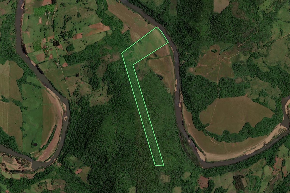 Imagem de satélite do imóvel rural em São Pedro do Sul (RS), com o contorno declarado no CAR desenhado por cima.