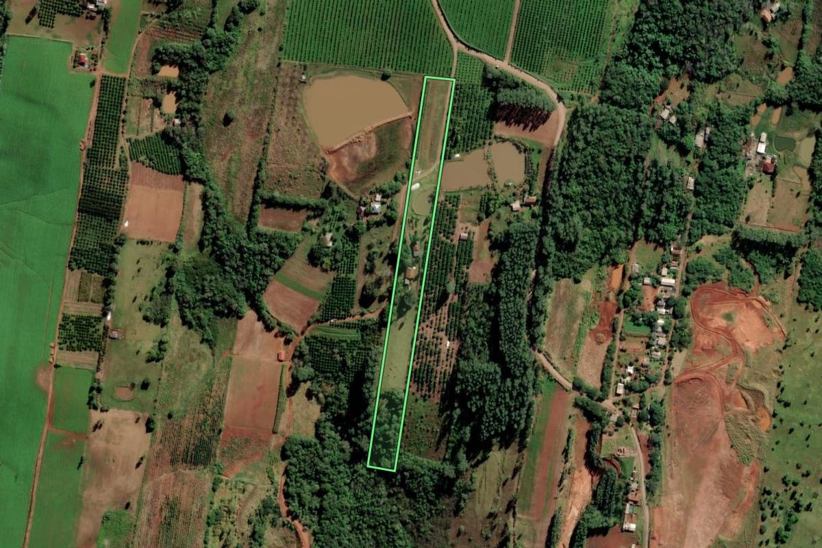 Imagem de satélite do imóvel rural em São Sebastião do Caí (RS), com o contorno declarado no CAR desenhado por cima.