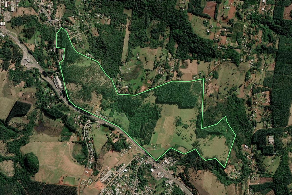 Imagem de satélite do imóvel rural em São Sebastião do Caí (RS), com o contorno declarado no CAR desenhado por cima.