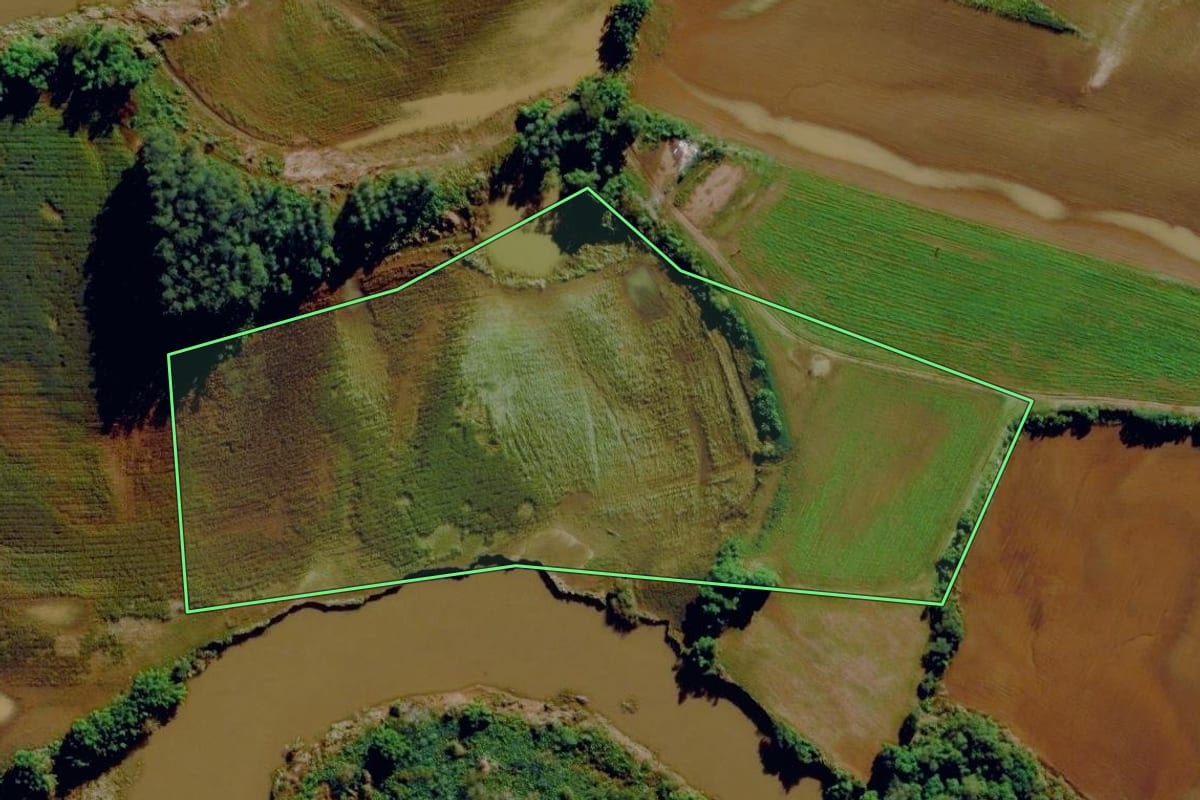 Imagem de satélite do imóvel rural em São Sebastião do Caí (RS), com o contorno declarado no CAR desenhado por cima.