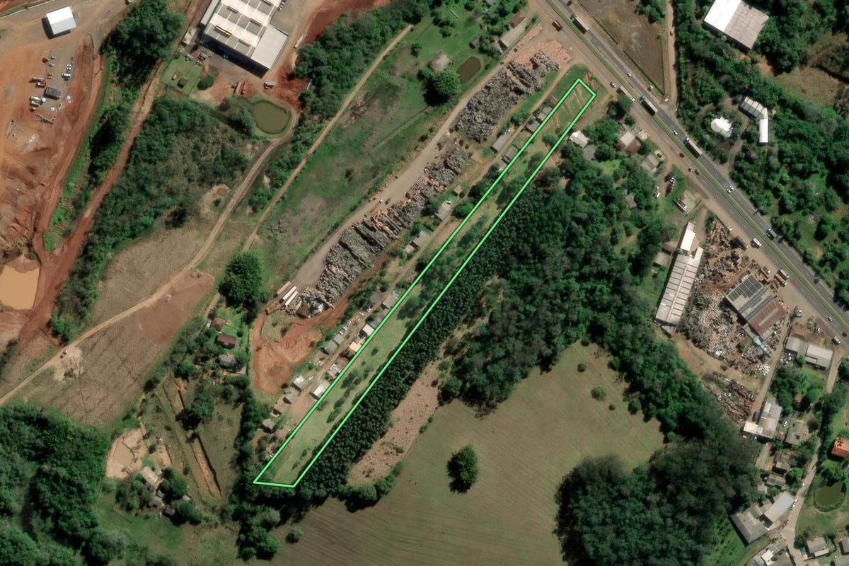 Imagem de satélite do imóvel rural em São Sebastião do Caí (RS), com o contorno declarado no CAR desenhado por cima.