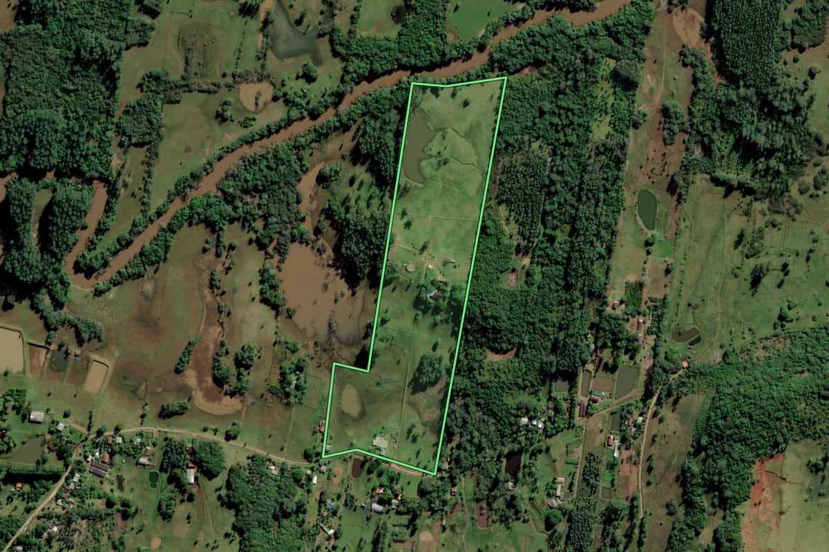Imagem de satélite do imóvel rural em São Sebastião do Caí (RS), com o contorno declarado no CAR desenhado por cima.