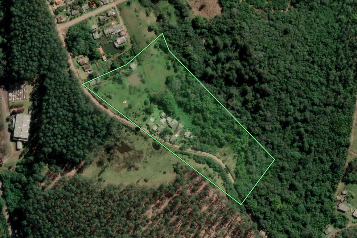 Imagem de satélite do imóvel rural em São Sebastião do Caí (RS), com o contorno declarado no CAR desenhado por cima.