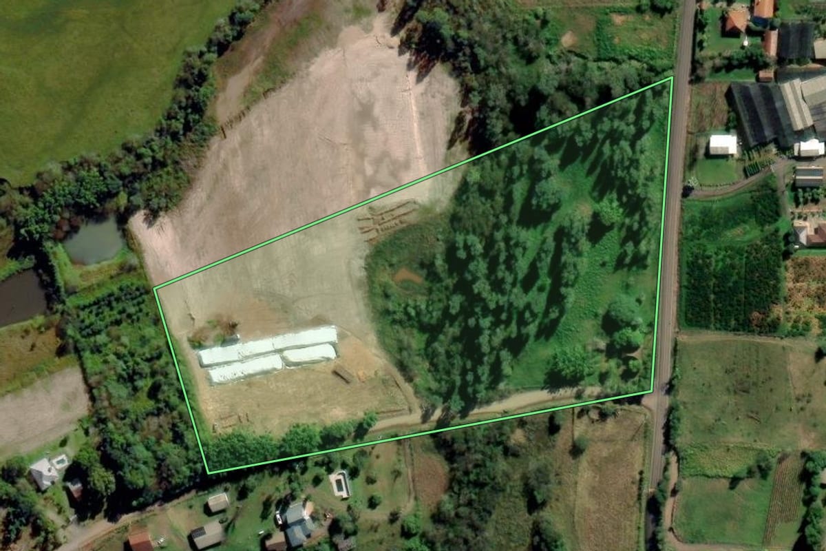 Imagem de satélite do imóvel rural em São Sebastião do Caí (RS), com o contorno declarado no CAR desenhado por cima.