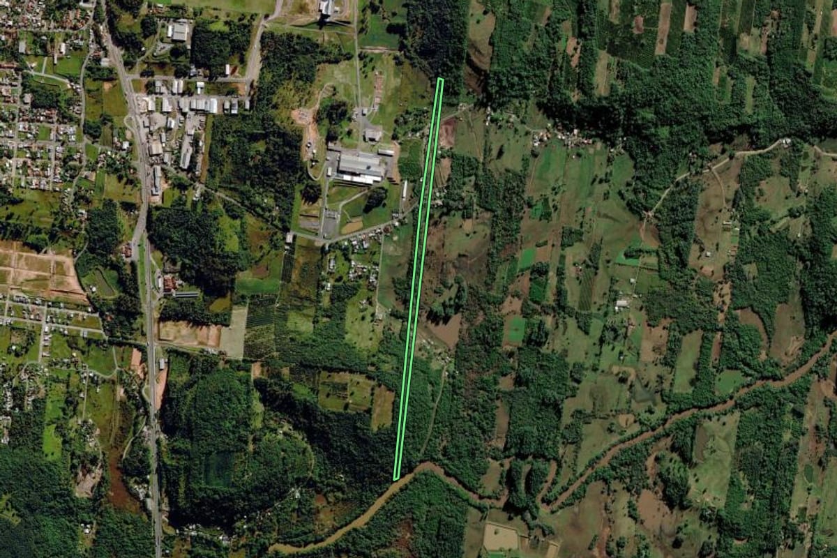 Imagem de satélite do imóvel rural em São Sebastião do Caí (RS), com o contorno declarado no CAR desenhado por cima.