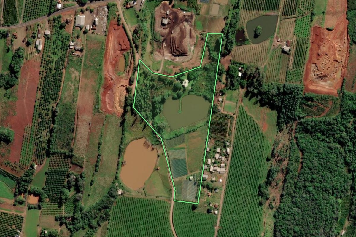 Imagem de satélite do imóvel rural em São Sebastião do Caí (RS), com o contorno declarado no CAR desenhado por cima.