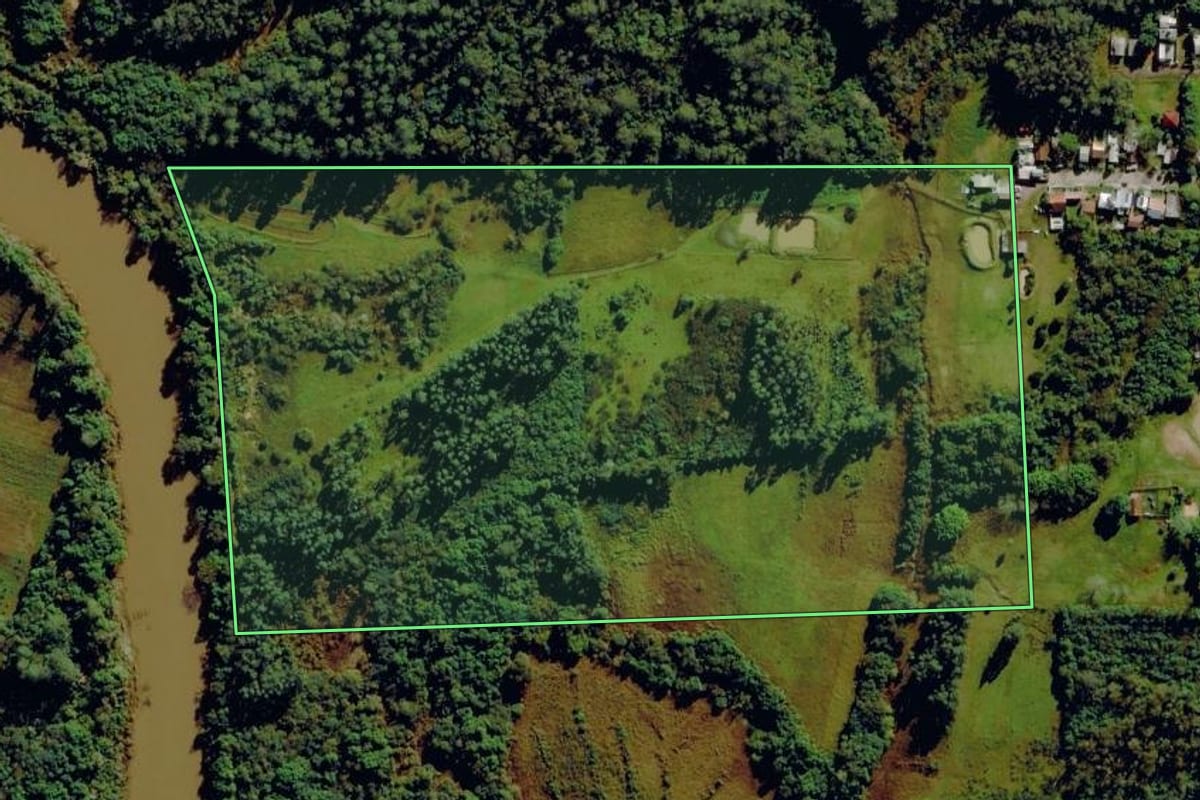 Imagem de satélite do imóvel rural em São Sebastião do Caí (RS), com o contorno declarado no CAR desenhado por cima.