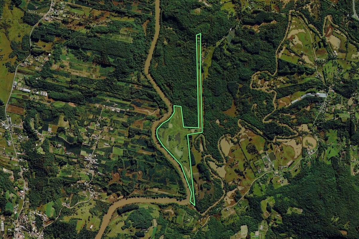 Imagem de satélite do imóvel rural em São Sebastião do Caí (RS), com o contorno declarado no CAR desenhado por cima.