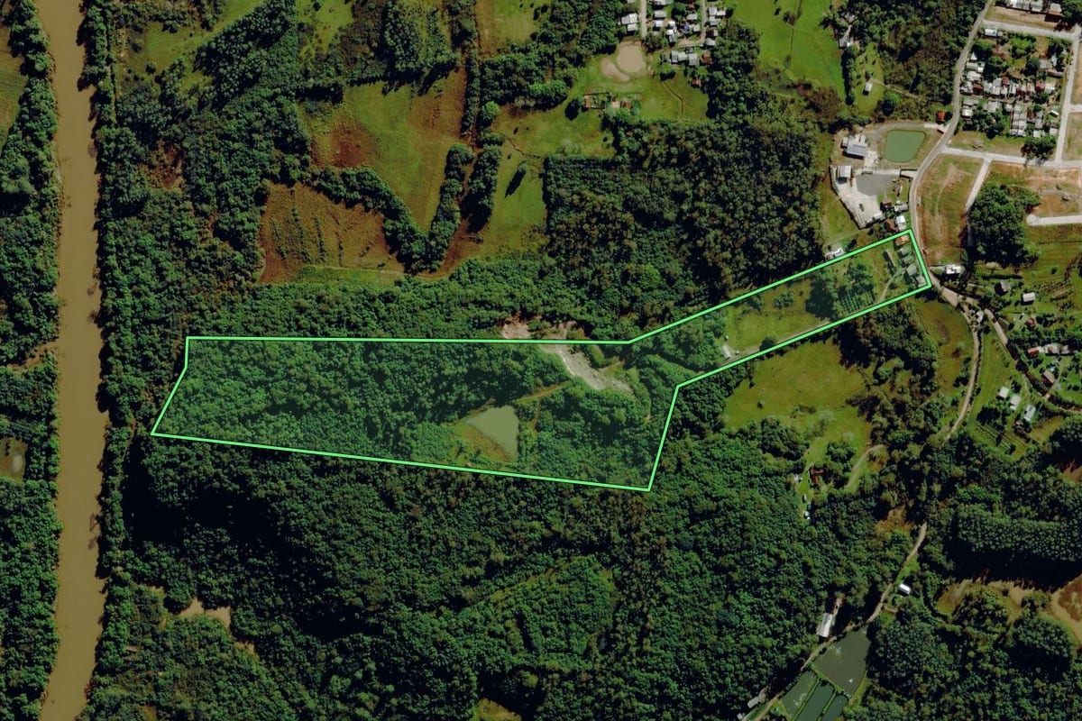 Imagem de satélite do imóvel rural em São Sebastião do Caí (RS), com o contorno declarado no CAR desenhado por cima.