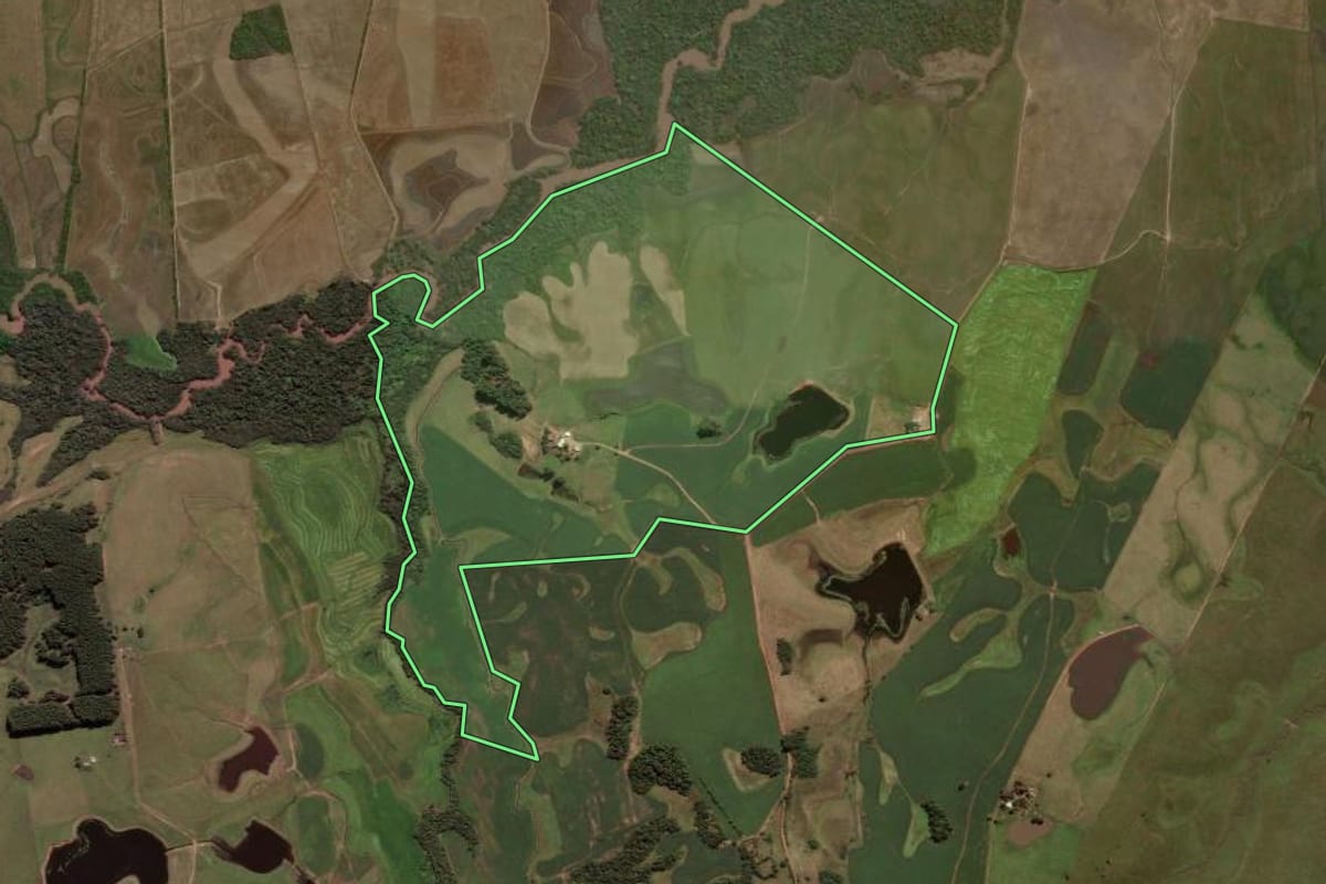 Imagem de satélite do imóvel rural em São Sepé (RS), com o contorno declarado no CAR desenhado por cima.