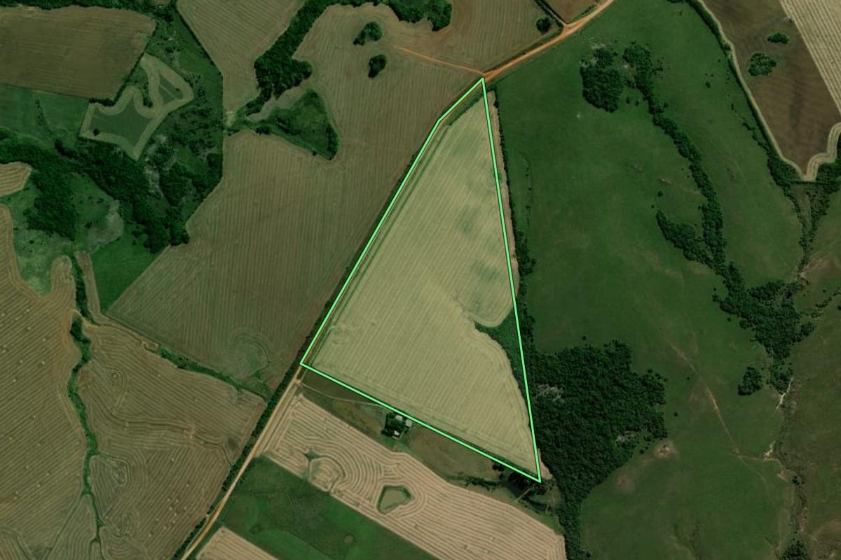 Imagem de satélite do imóvel rural em São Sepé (RS), com o contorno declarado no CAR desenhado por cima.