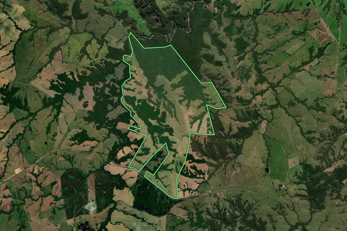 Imagem de satélite do imóvel rural em São Sepé (RS), com o contorno declarado no CAR desenhado por cima.