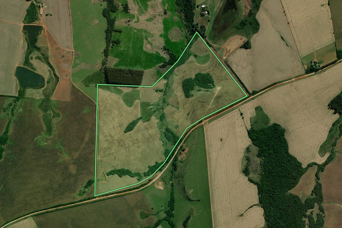 Imagem de satélite do imóvel rural em São Sepé (RS), com o contorno declarado no CAR desenhado por cima.