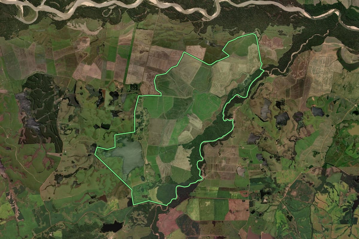 Imagem de satélite do imóvel rural em São Sepé (RS), com o contorno declarado no CAR desenhado por cima.