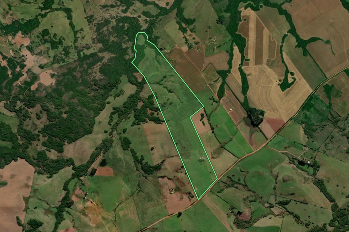 Imagem de satélite do imóvel rural em São Sepé (RS), com o contorno declarado no CAR desenhado por cima.