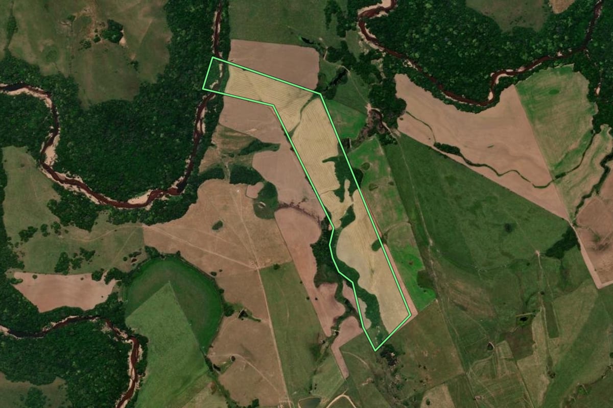 Imagem de satélite do imóvel rural em São Sepé (RS), com o contorno declarado no CAR desenhado por cima.