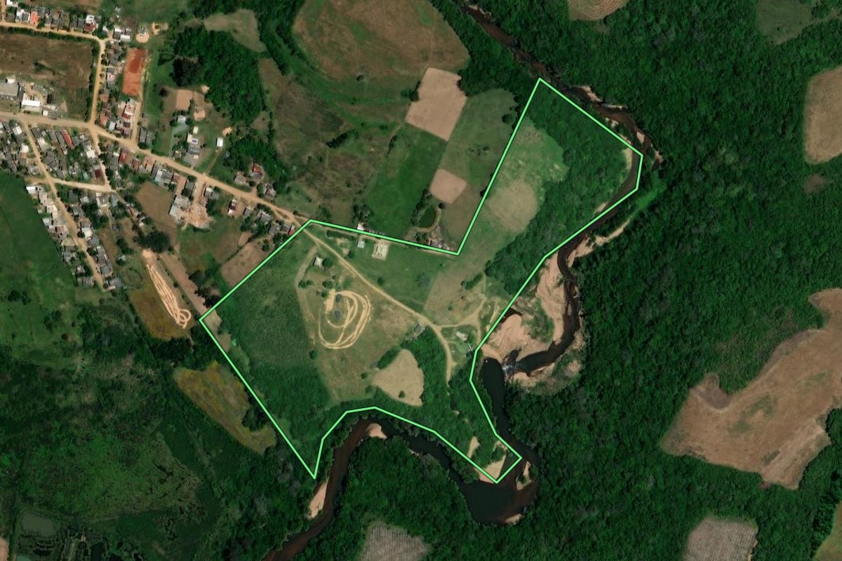 Imagem de satélite do imóvel rural em São Sepé (RS), com o contorno declarado no CAR desenhado por cima.