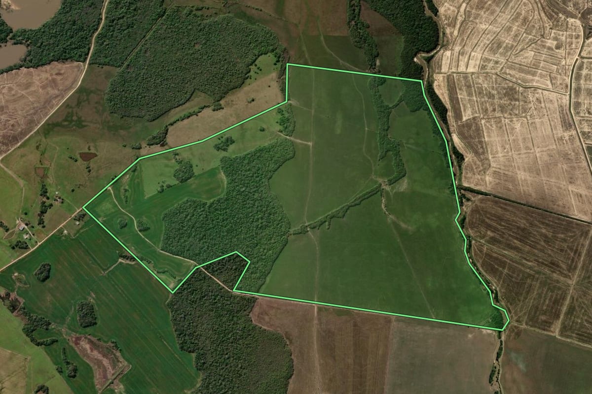 Imagem de satélite do imóvel rural em São Sepé (RS), com o contorno declarado no CAR desenhado por cima.