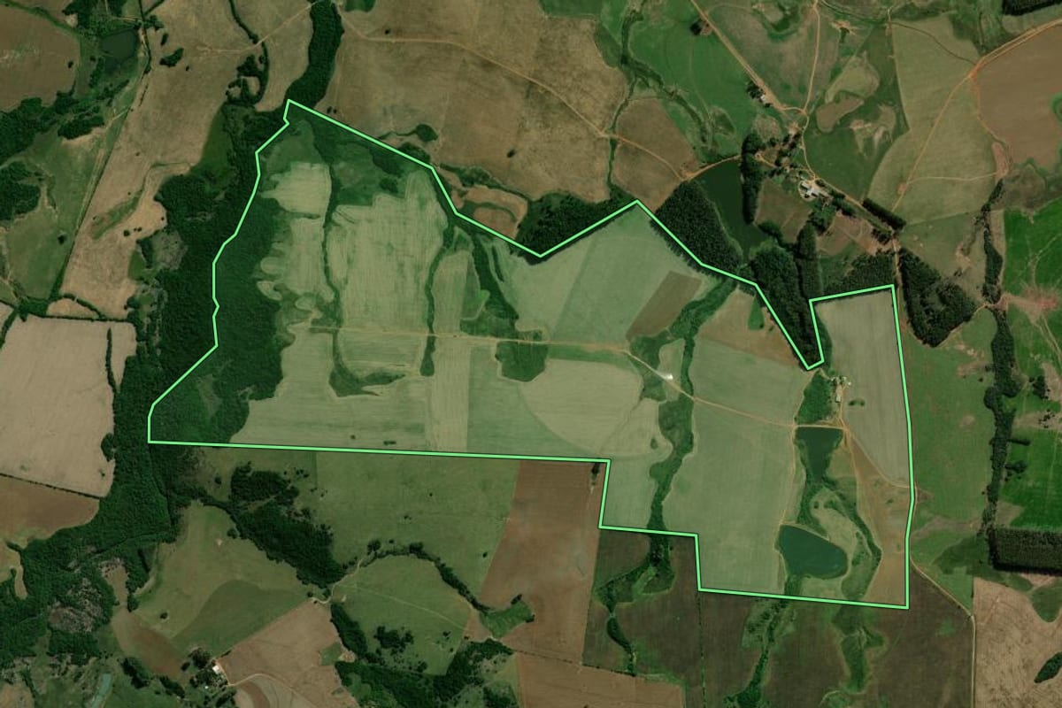Imagem de satélite do imóvel rural em São Sepé (RS), com o contorno declarado no CAR desenhado por cima.