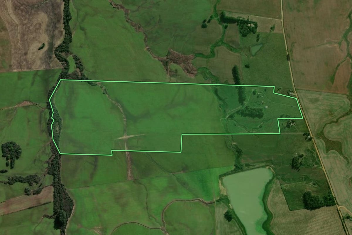 Imagem de satélite do imóvel rural em São Sepé (RS), com o contorno declarado no CAR desenhado por cima.