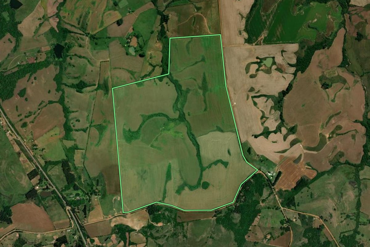 Imagem de satélite do imóvel rural em São Sepé (RS), com o contorno declarado no CAR desenhado por cima.