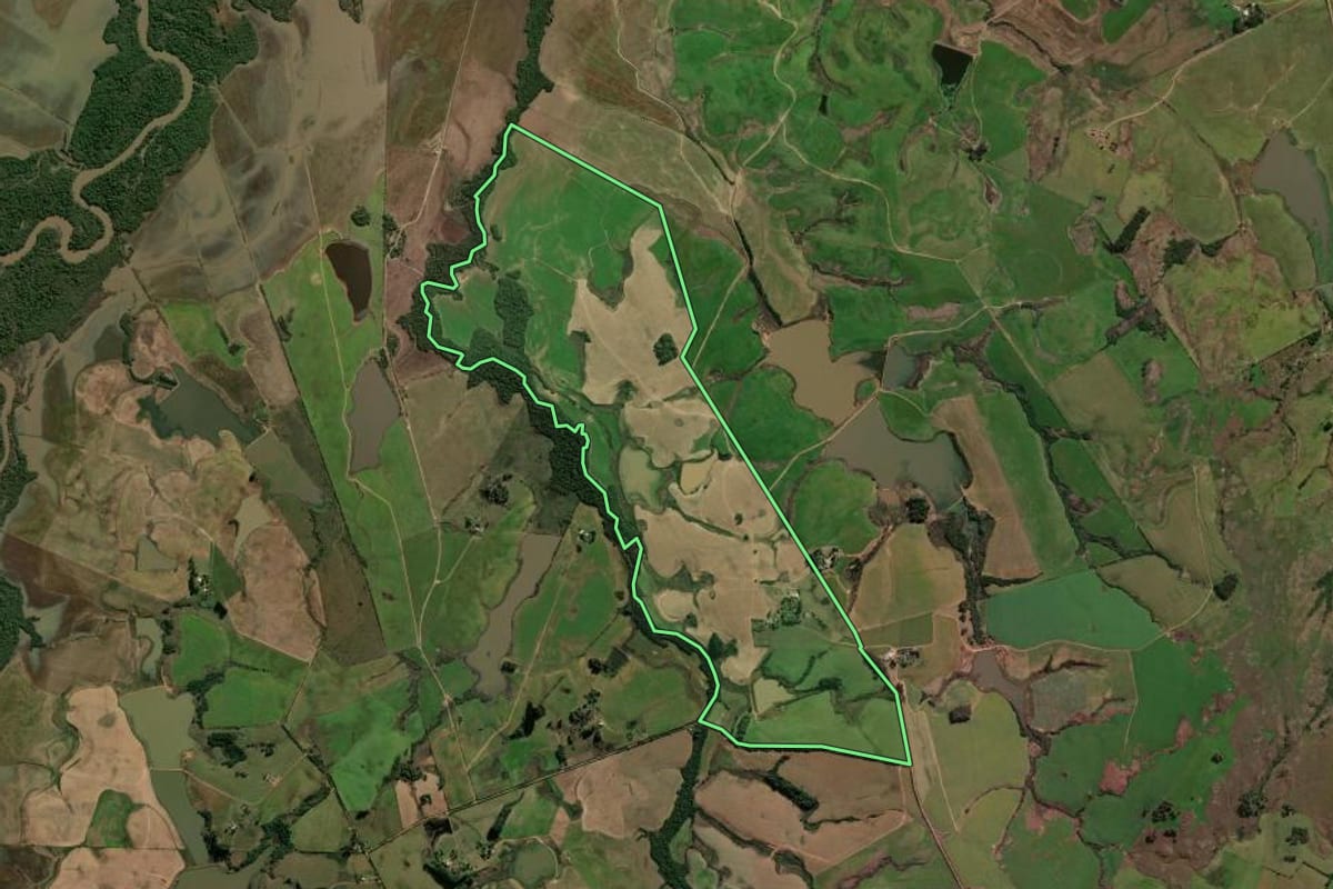 Imagem de satélite do imóvel rural em São Sepé (RS), com o contorno declarado no CAR desenhado por cima.