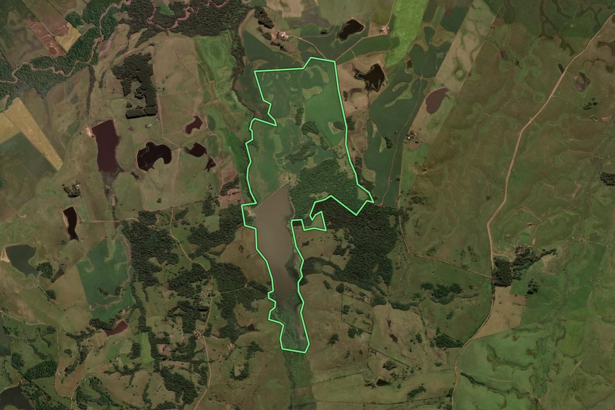 Imagem de satélite do imóvel rural em São Sepé (RS), com o contorno declarado no CAR desenhado por cima.