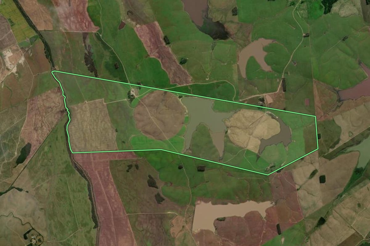 Imagem de satélite do imóvel rural em São Sepé (RS), com o contorno declarado no CAR desenhado por cima.