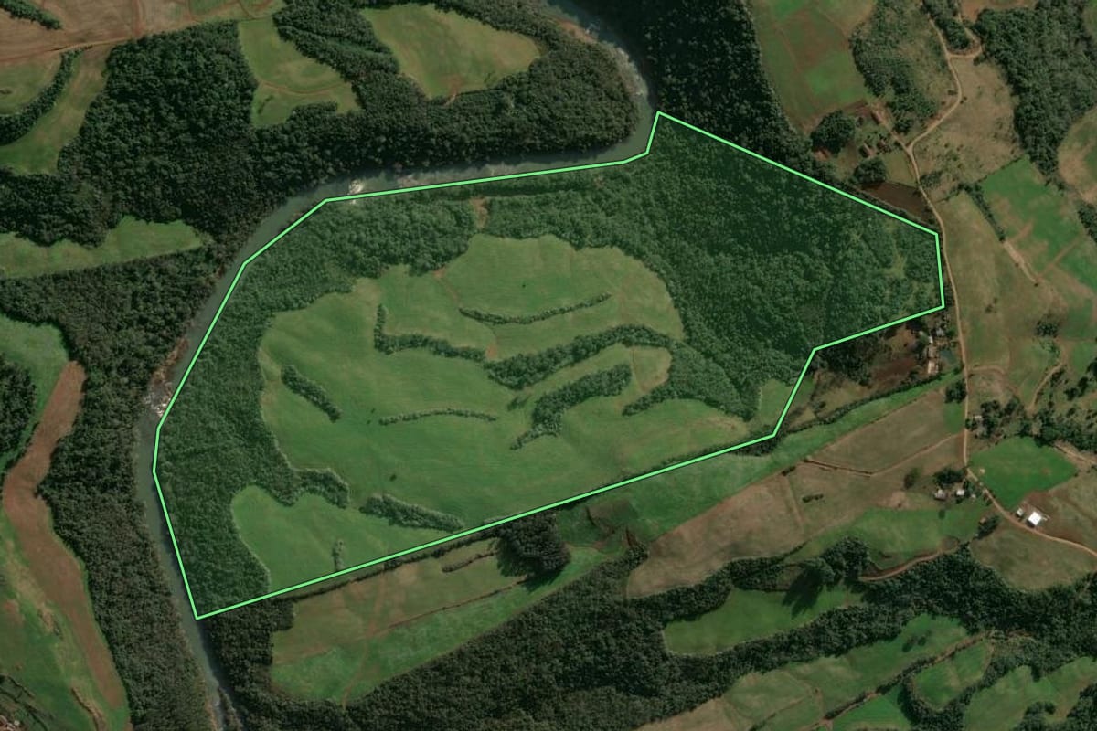 Imagem de satélite do imóvel rural em São Valentim (RS), com o contorno declarado no CAR desenhado por cima.