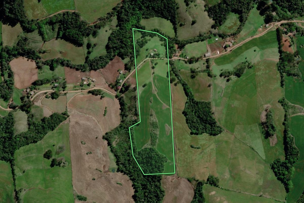Imagem de satélite do imóvel rural em São Valentim (RS), com o contorno declarado no CAR desenhado por cima.