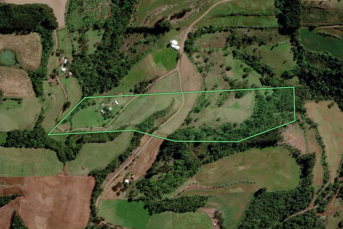 Imagem de satélite do imóvel rural em São Valentim (RS), com o contorno declarado no CAR desenhado por cima.