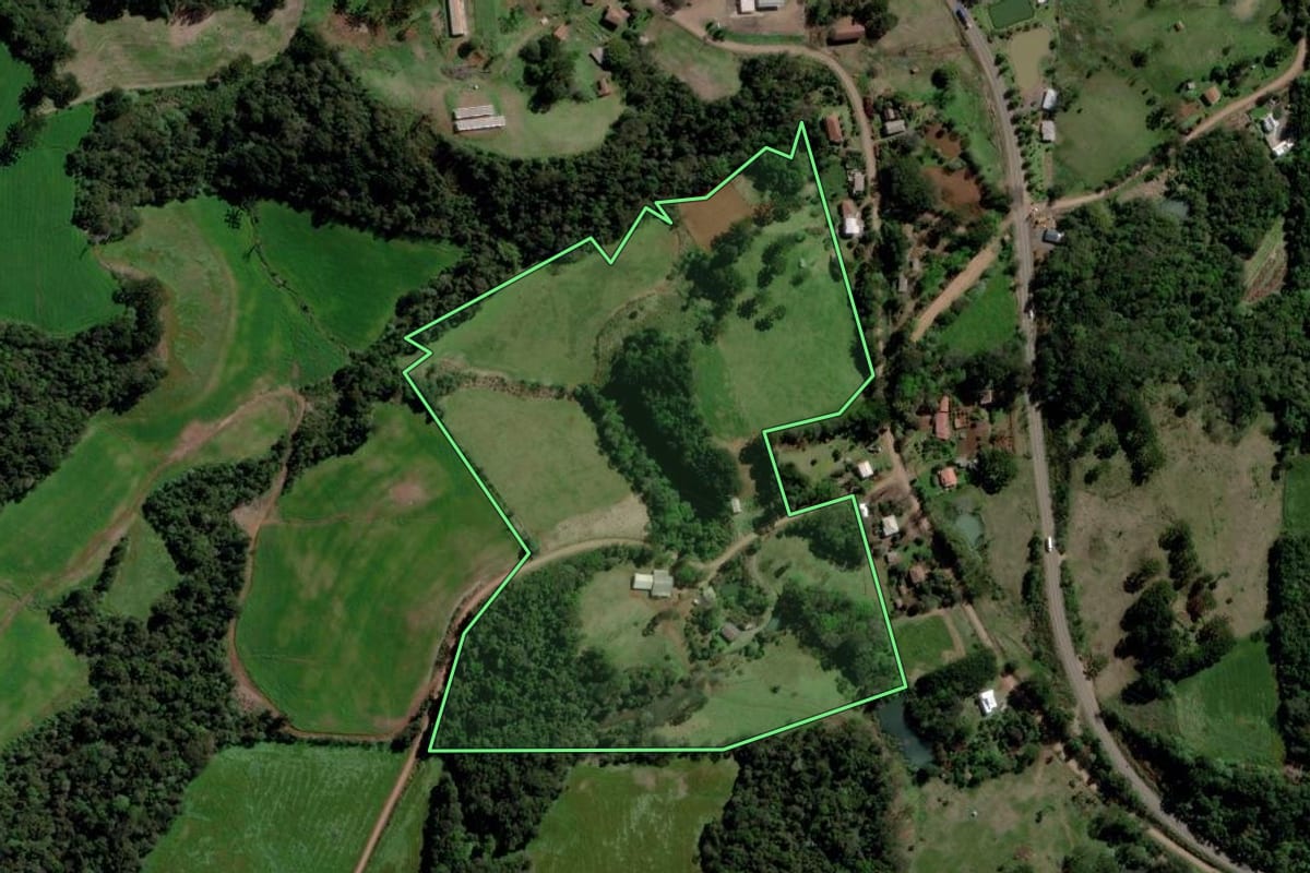 Imagem de satélite do imóvel rural em São Valentim (RS), com o contorno declarado no CAR desenhado por cima.