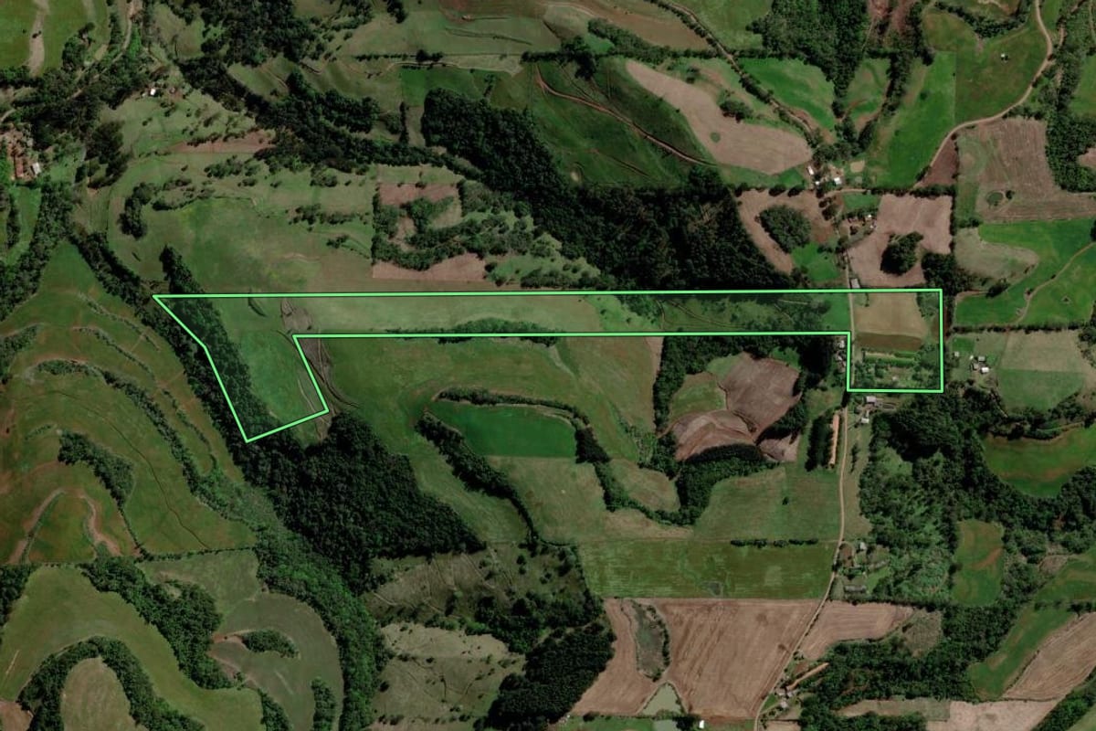 Imagem de satélite do imóvel rural em São Valentim (RS), com o contorno declarado no CAR desenhado por cima.