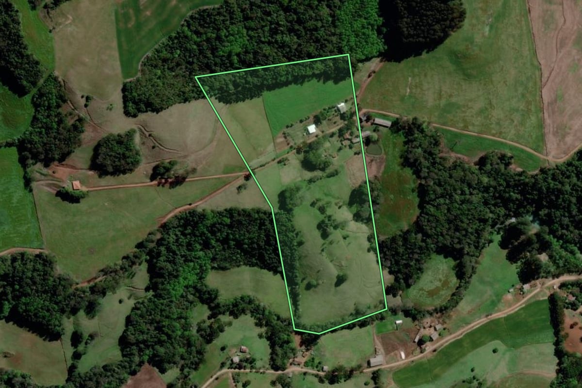 Imagem de satélite do imóvel rural em São Valentim (RS), com o contorno declarado no CAR desenhado por cima.