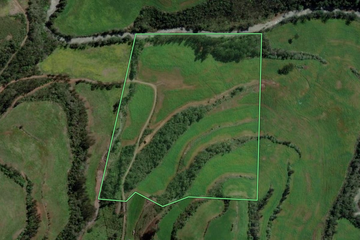 Imagem de satélite do imóvel rural em São Valentim (RS), com o contorno declarado no CAR desenhado por cima.